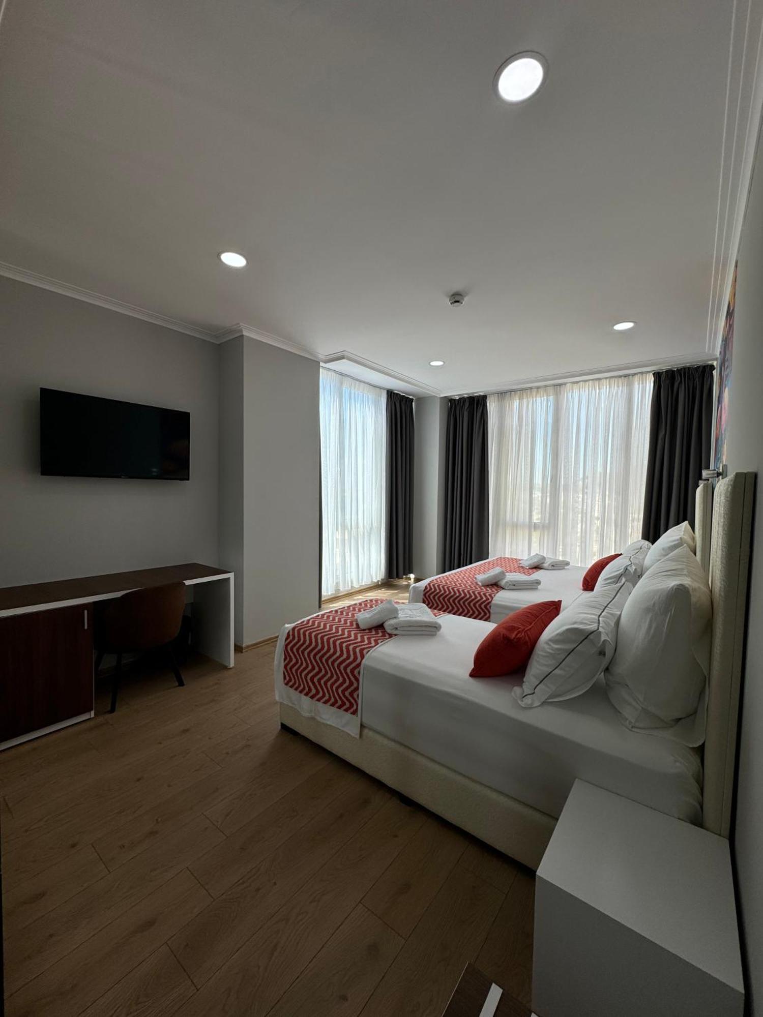 Hotel Britania Vlorë Exteriör bild