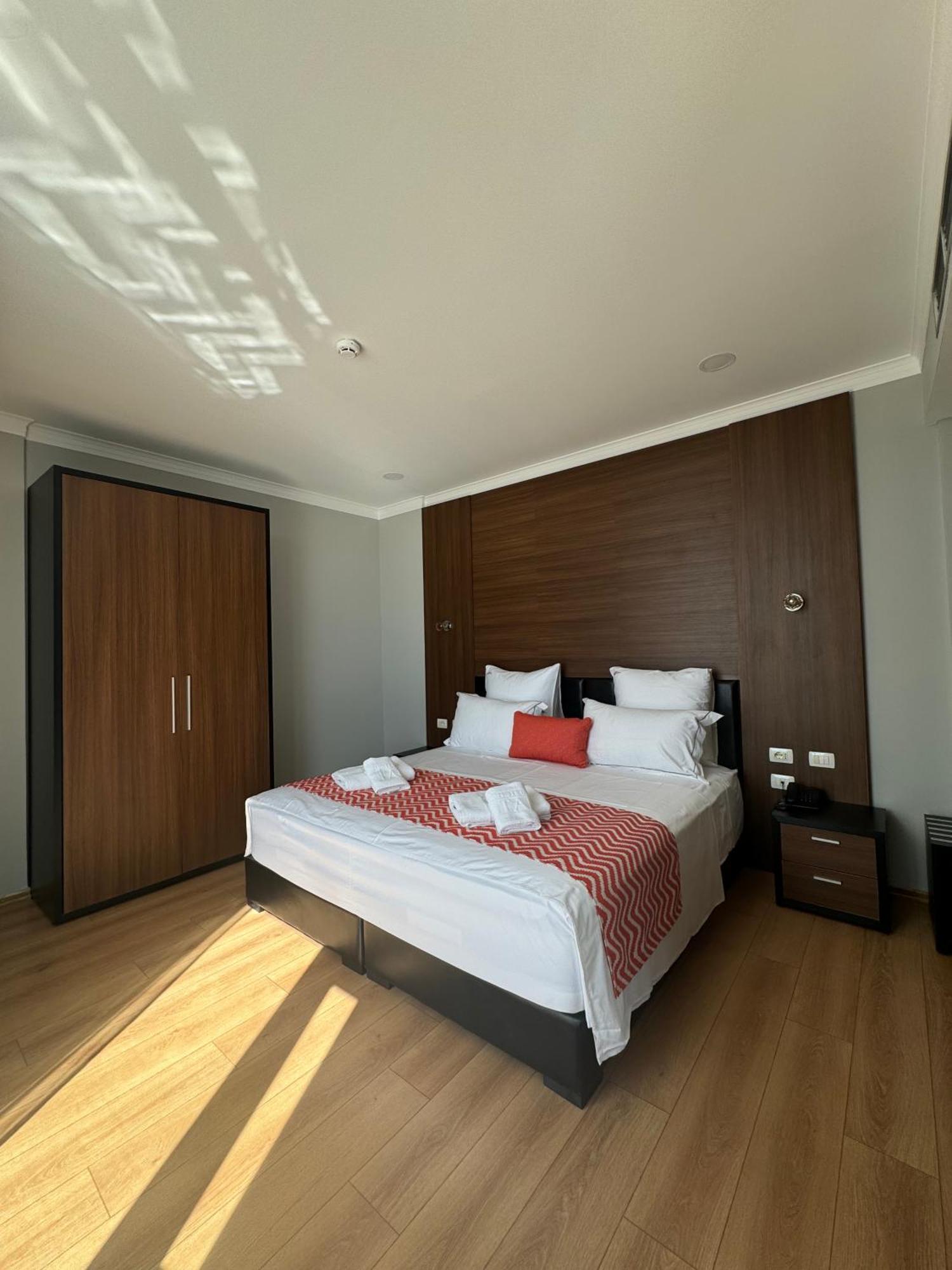 Hotel Britania Vlorë Exteriör bild