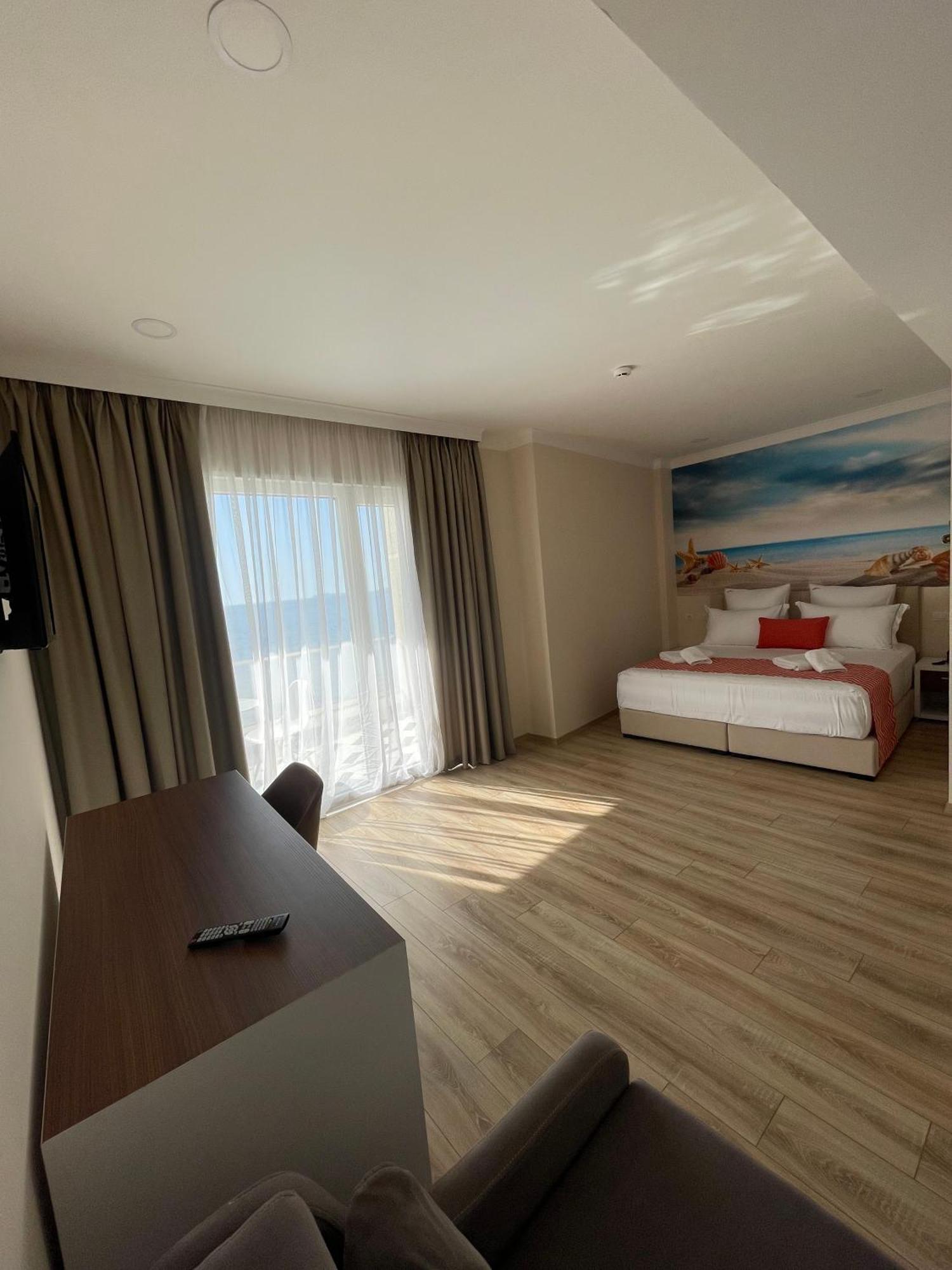 Hotel Britania Vlorë Exteriör bild