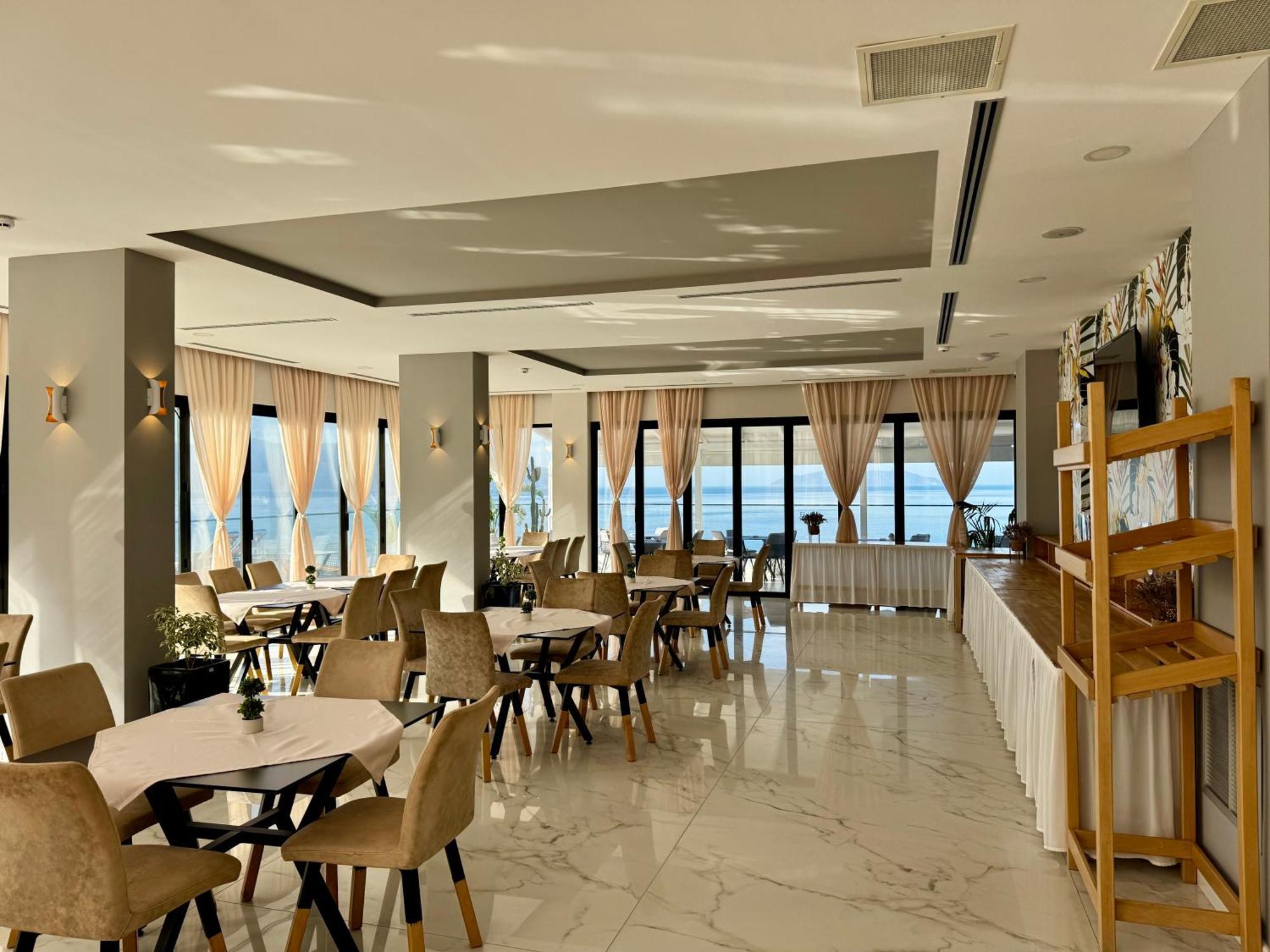Hotel Britania Vlorë Exteriör bild